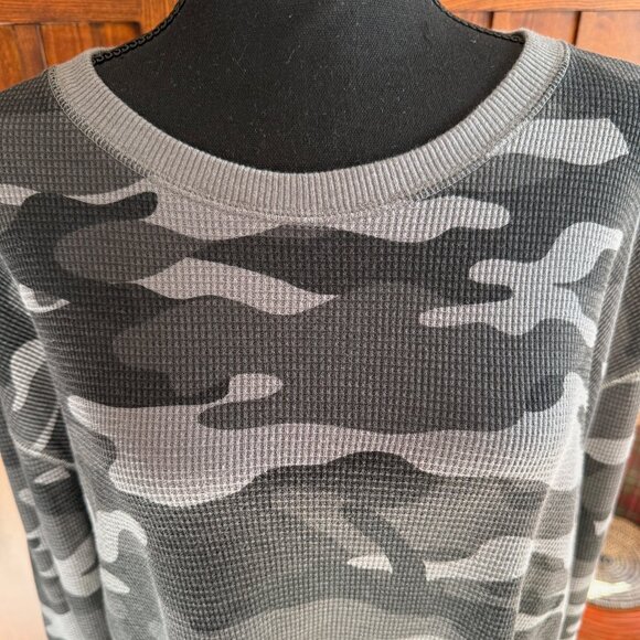 Black and Gray Long Sleeve Camo Waffle Weave Thermal Top Size XXL - Picture 5 of 8